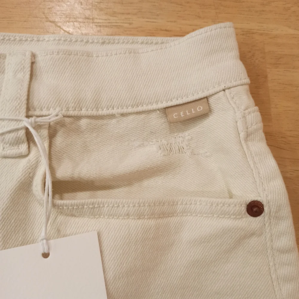 NWT women's Cello White Boyfriend cutoff Shorts SIZE XL - Picture 4 of 16